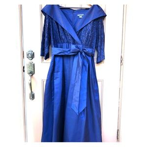 Jessica Howard Woman’s Portrait Collar Gown